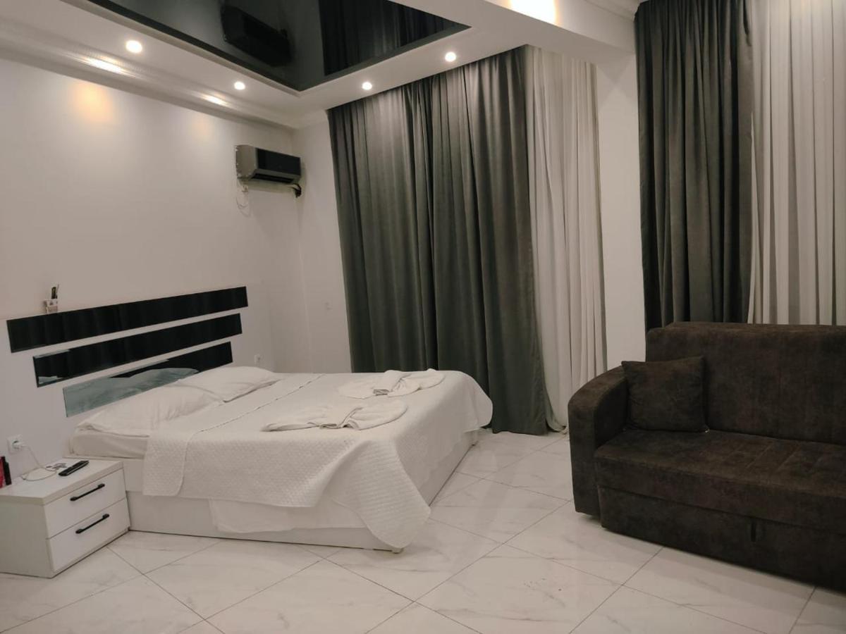 Golden Fish Hotel 巴统 外观 照片